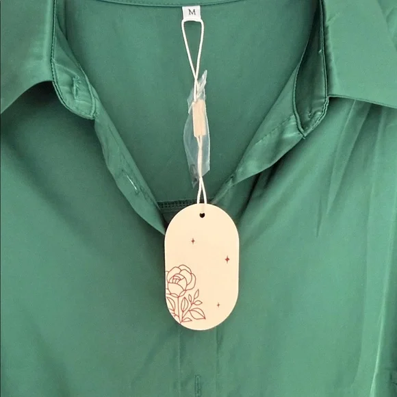 Elegant Green Satin Blouse - Picture 3 of 3